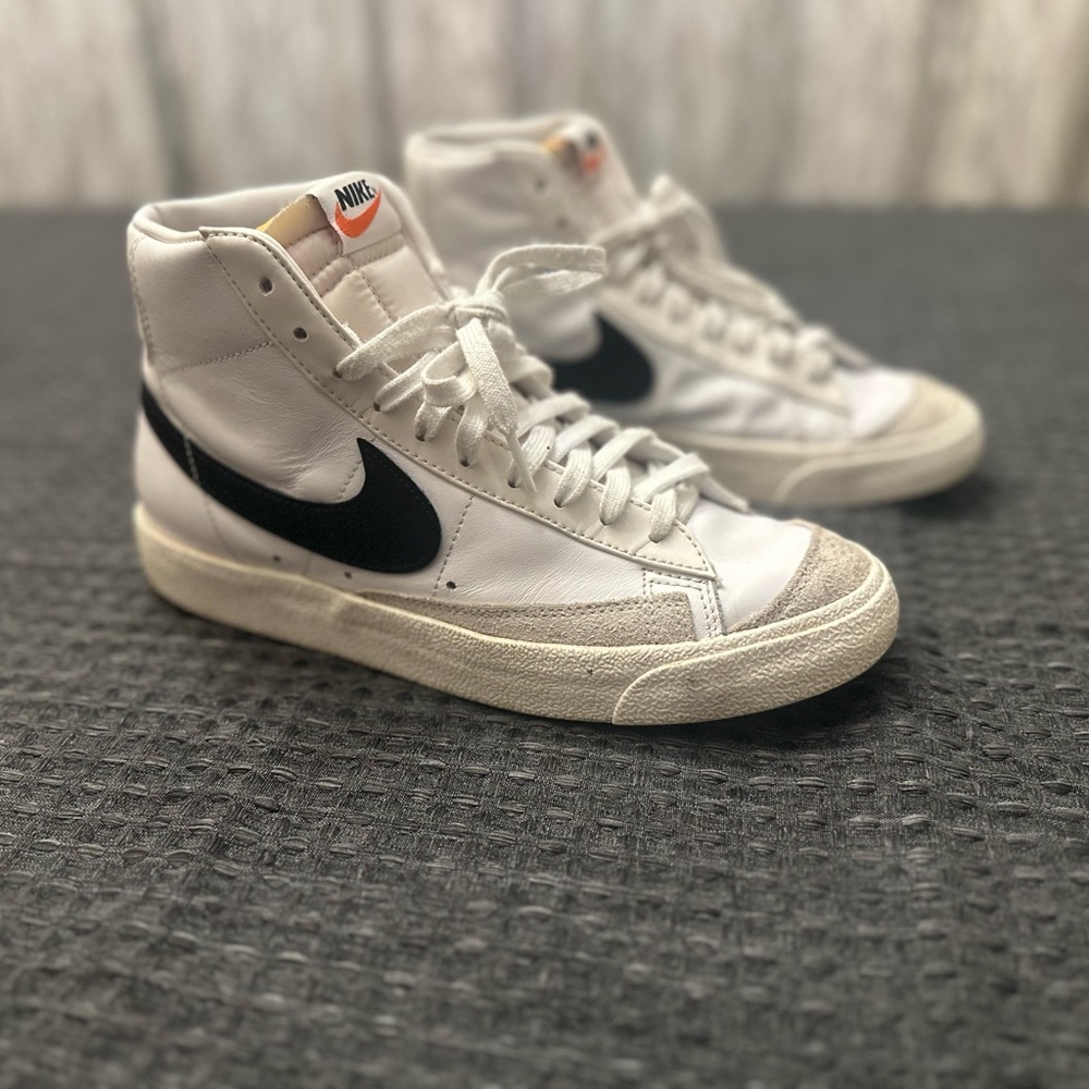 Nike Blazer Mids 77 CZ1055-100 size 9.5 sneakers